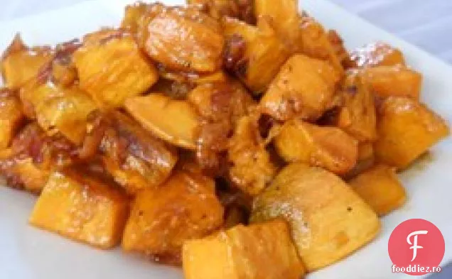 Cartofi dulci glazurați cu arțar cu slănină și ceapă caramelizată
