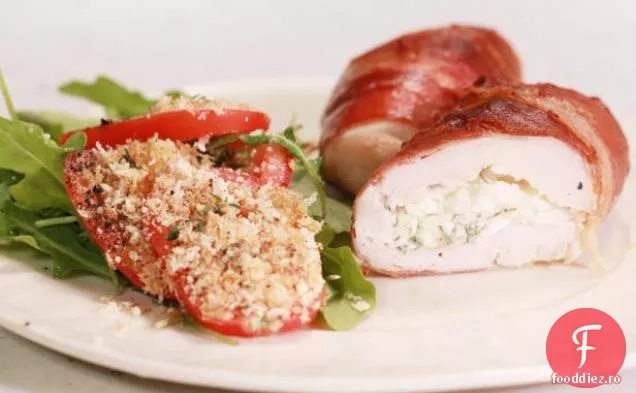 Saltimbocca de pui umplută cu rucola și salată de roșii