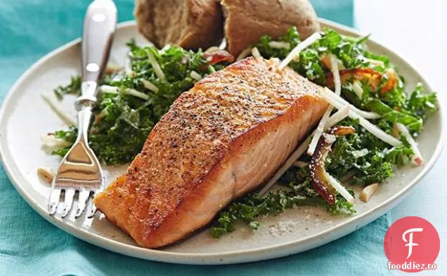 Somon prăjit în tigaie cu salată de Kale și mere