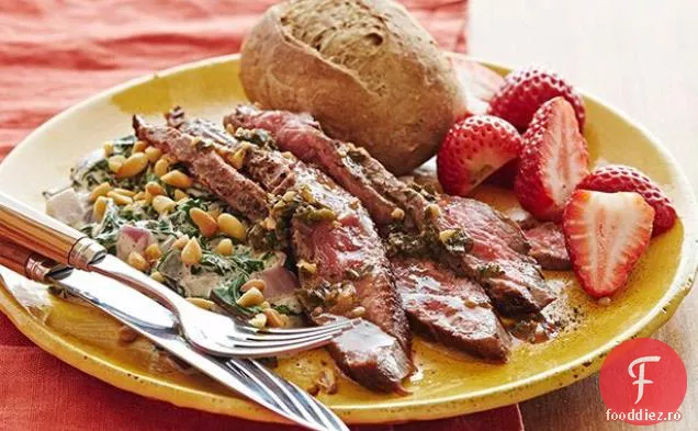 Friptură de flanc cu cremă elvețiană și nuci de pin