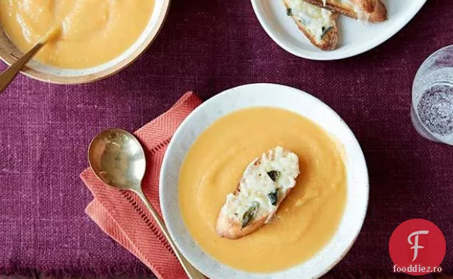 Supă de dovlecei de Butternut cu brânză Fontina Crostini