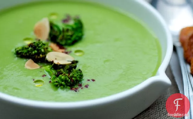 Supă De Broccoli Cultivată În Suffolk, Migdale Prăjite Și Chee Hawkstone