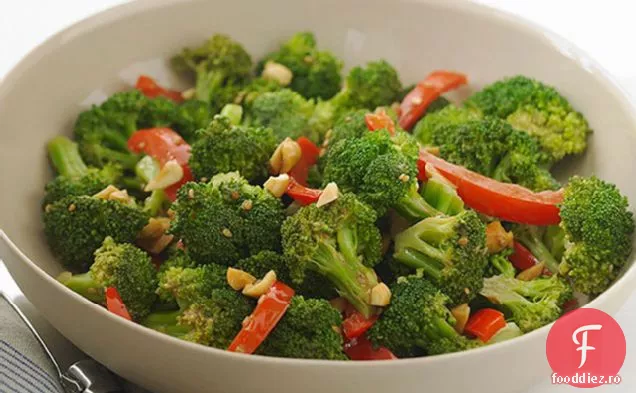 Broccoli ușor în stil asiatic cu arahide