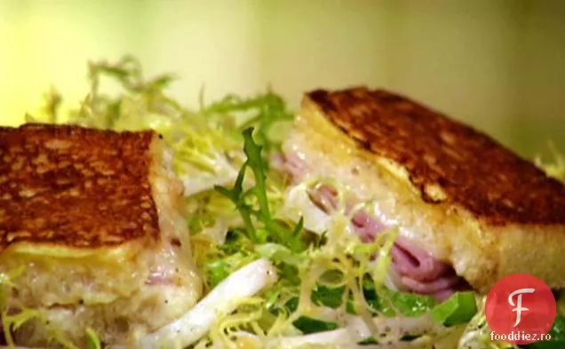 Croque Monsieur Style crutoane Monte Cristo cu salată de Frisee și vinetă de șalot