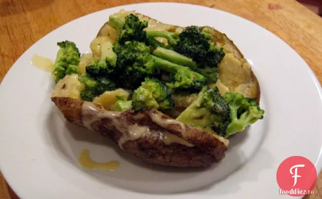 Cina în seara asta: cartofi copți cu Broccoli și Cheddar
