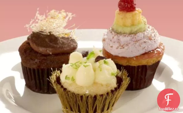 Cupcakes fără ciocolată-Cardamom fără Gluten cu cremă de unt de ciocolată, cuiburi de păsări cu zahăr Filat și ouă de pasăre încrustate cu bijuterii