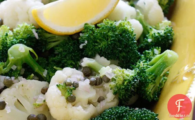 Salată De Broccoli Și Conopidă Cu Capere În Vin De Lămâie Șalotă