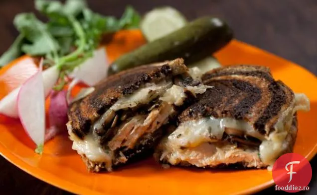 Sandwich noapte: felii de pui și ciuperci Rachael