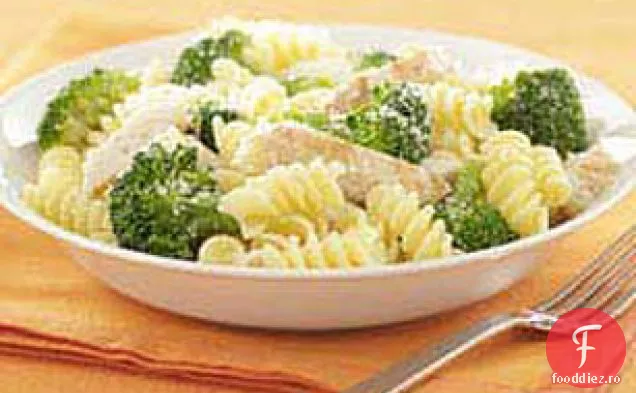 Paste Parmezan de 15 Minute cu pui și Broccoli