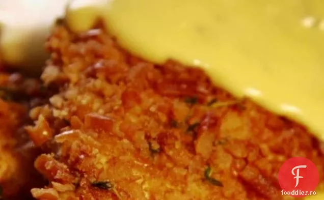 Pui cu crustă de covrig cu sos de brânză Cheddar