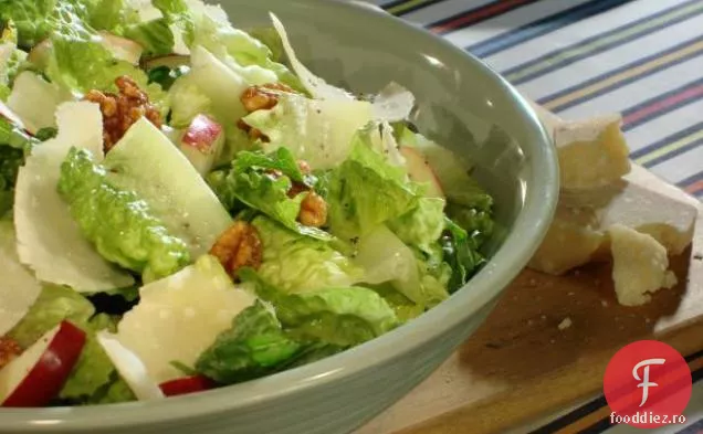 Salată de parmezan și nucă confiată