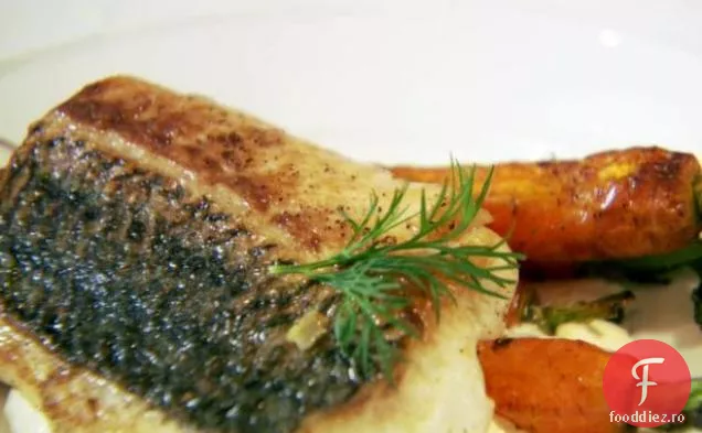 Bas cu dungi și sos de lămâie conservat cu morcovi la grătar