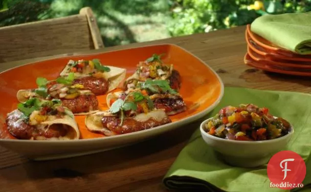 Tacos de cârnați la grătar, fierbinte și dulce, cu glazură de caise-Jalapeno, piper la grătar și salsa de ceapă roșie