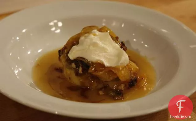 Budincă de pâine cu brioșă de vanilie cu sos Suzette de piersici