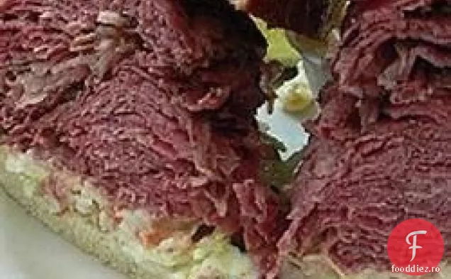 Carne de vită gătită lent pentru sandvișuri