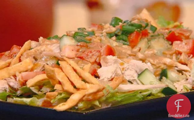 Salată de pui thailandeză cu arahide și var