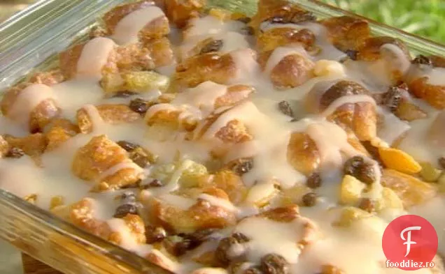 Budinca de pâine Krispy Kreme a lui Bill Nicholson cu sos de rom cu unt