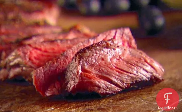 Friptură cu ochi de coaste cu vinetă de măsline negre