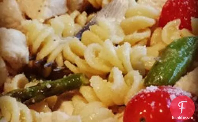 Pui și sparanghel cu paste Penne
