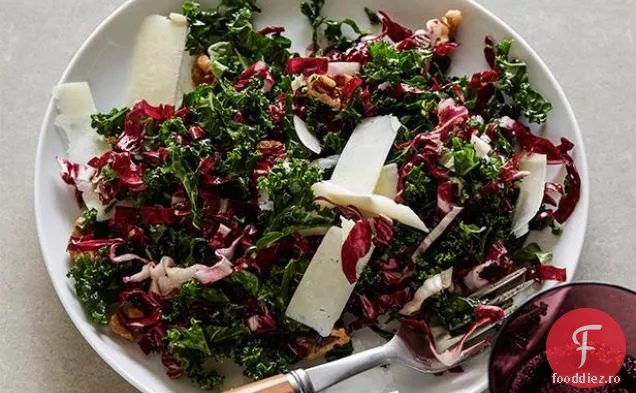Salată crocantă de Kale cu nuci și Pecorino