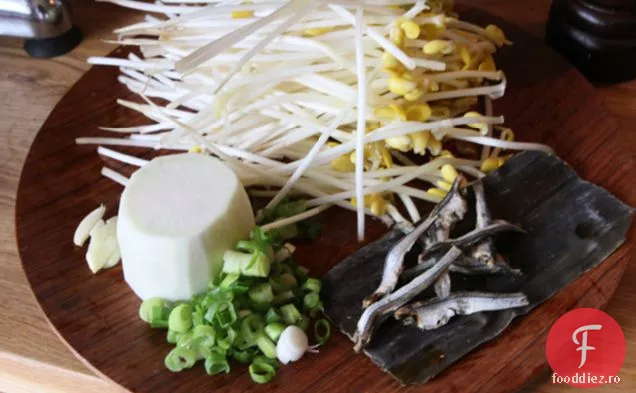 Supă de muguri de fasole (Kongnamul Guk)