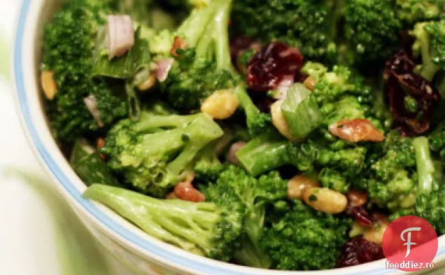 Salată De Broccoli Zippy Cu Slănină, Nuci De Pin Și Afine