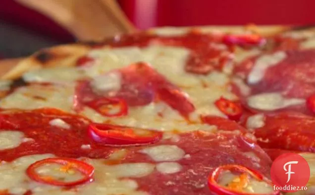 Pizza din carne cu sos roșu