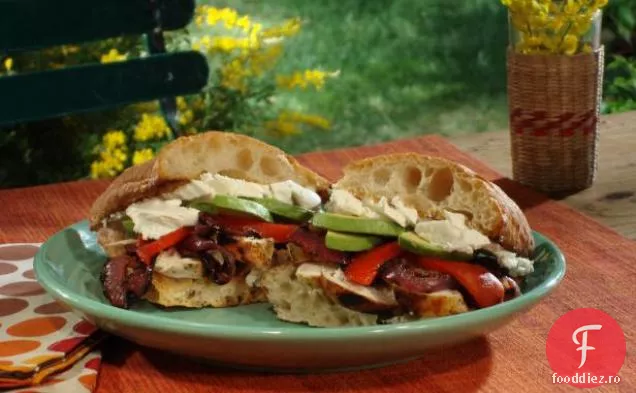 Sandvișuri Gourmet Wahoo sălbatice cu salată de spanac cu pere de rom