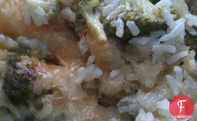Broccoli, orez și brânză sunt pe o caserolă