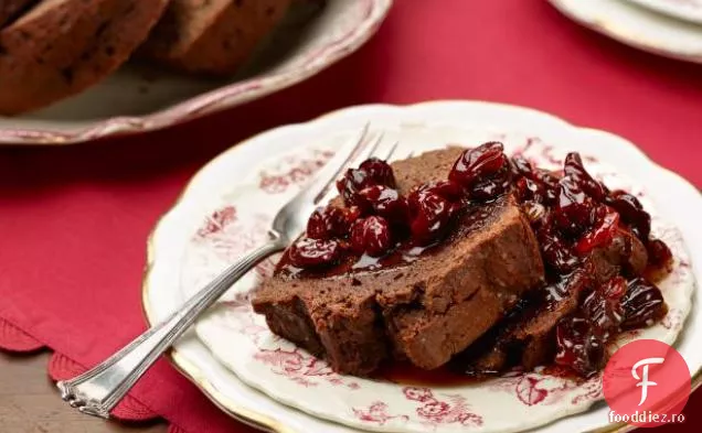 Tort de ciocolată Bundt cu sos de cireșe confiate
