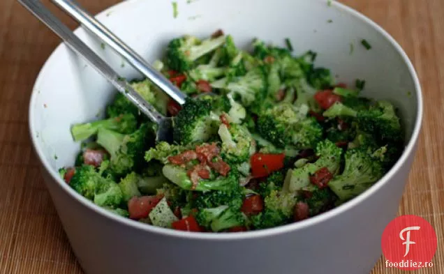 Cina în seara asta: salată de Broccoli cu slănină, arpagic și roșii
