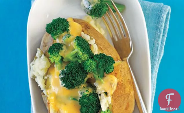 Broccoli și cartofi copți umpluți cu brânză