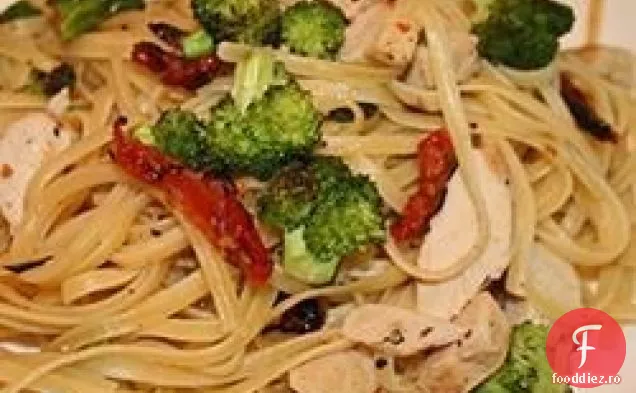 Linguine cu pui și legume într-un sos de smântână