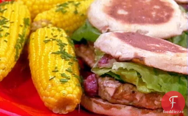 Burgeri de curcan cu merișor, serviți cu porumb pe știulete cu unt de arpagic