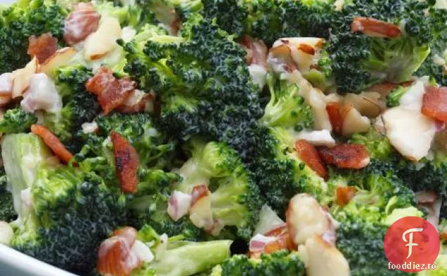Salată Cremoasă De Broccoli Cu Slănină, Cheddar Și Migdale