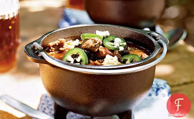 Carne de vânat, cârnați și Chili de fasole neagră