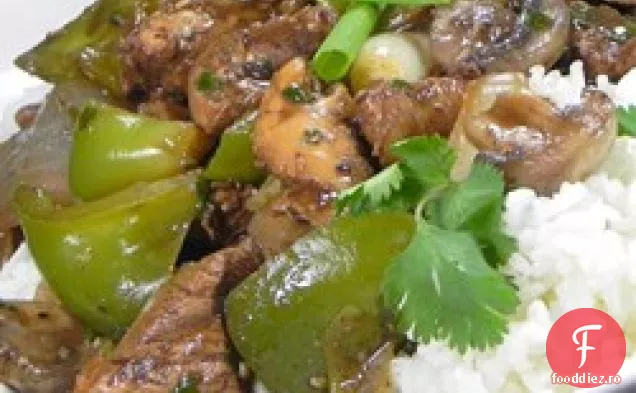 Pui cu ardei verzi în sos de fasole neagră