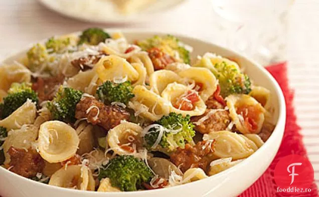 Orecchiette cu Broccoli, roșii și cârnați