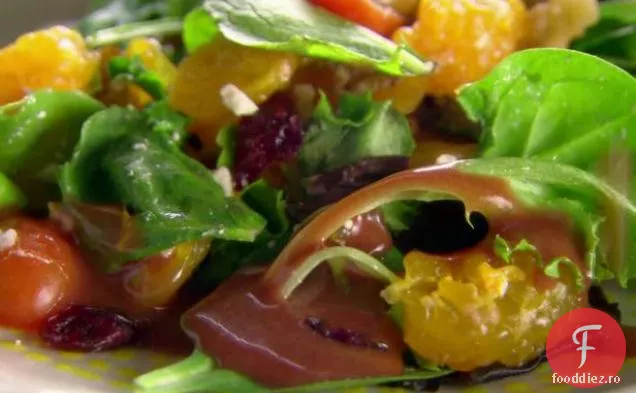 Salată aruncată și vinetă de zmeură
