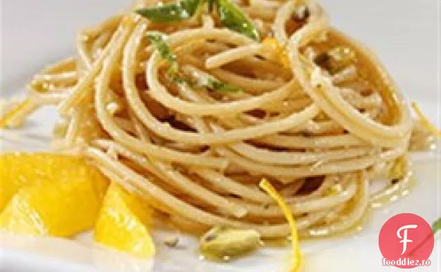 Spaghete din cereale integrale cu Pesto amestecat cu nuci și coajă de portocală