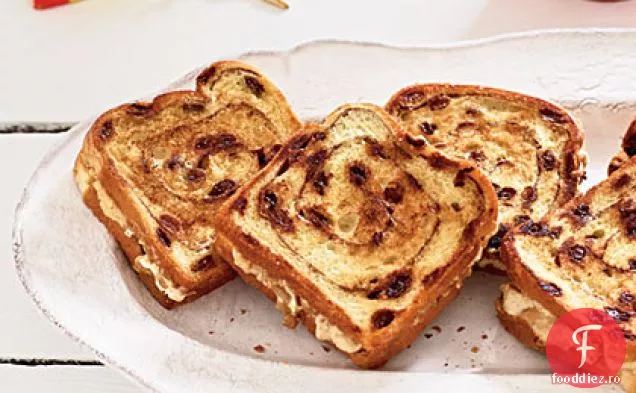 Brânză cremă de nucă pe scorțișoară-stafide