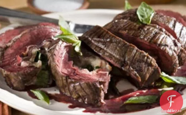 Friptură de flanc marinată cu vin roșu umplută cu Prosciutto, Fontina și busuioc cu reducere Cabernet-șalot