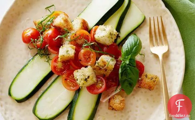 Salată de dovlecei de vară și roșii Panzanella