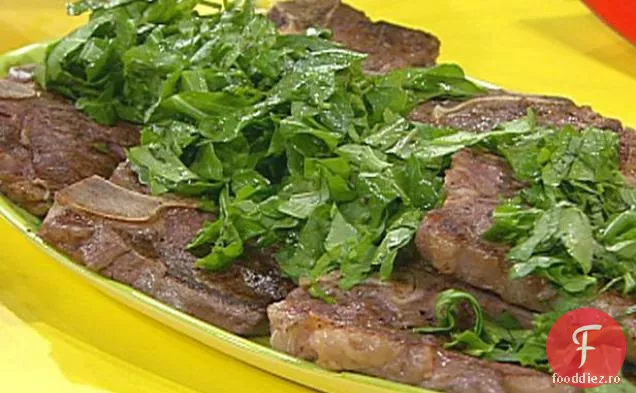 Fripturi T-Bone cu Garni verde tocat, roșii fript cu brânză, măsline și ierburi