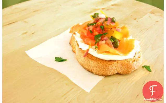 Tartină De Salată De Somon Afumat Și Roșii