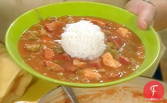 Un Gumbo mare cu pui și cârnați Andouille