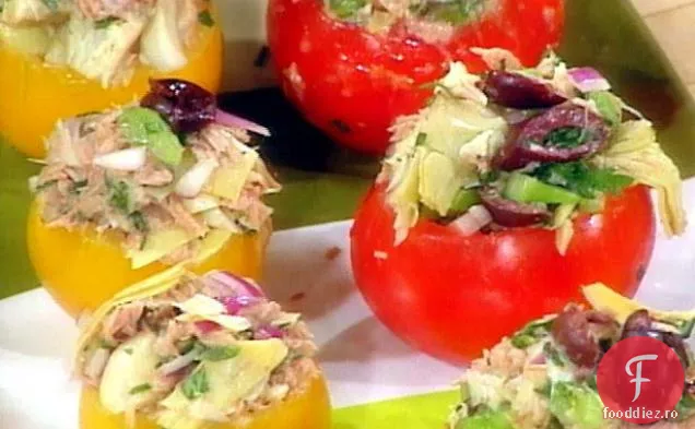 Un picnic umplut: roșii umplute cu ton și anghinare, ardei roșu, Feta și mazăre umplute dovlecei, nuci și zahăr brun umplute mere Macintosh