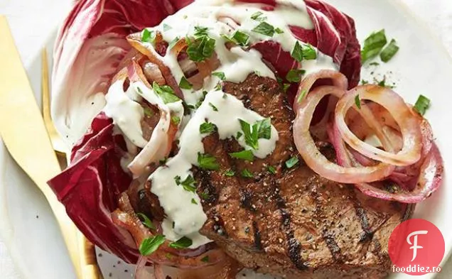 Friptură de flanc marinată cu sos de brânză albastră