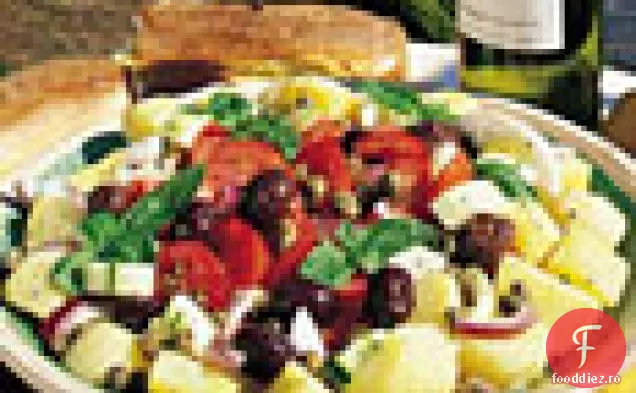 Salată de cartofi cu măsline, roșii și capere