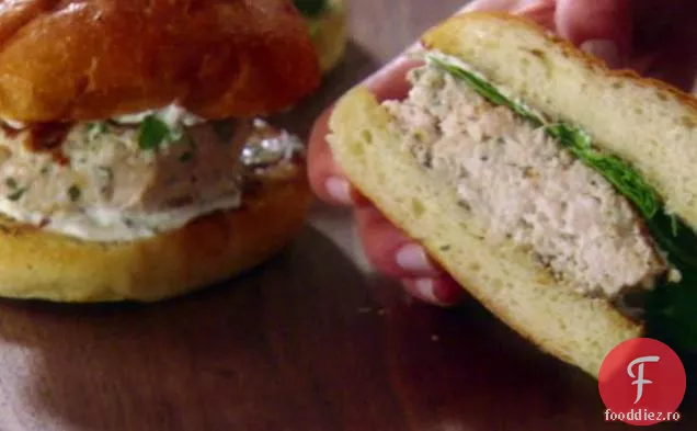 Burgeri de pui cu maioneză de usturoi-rozmarin